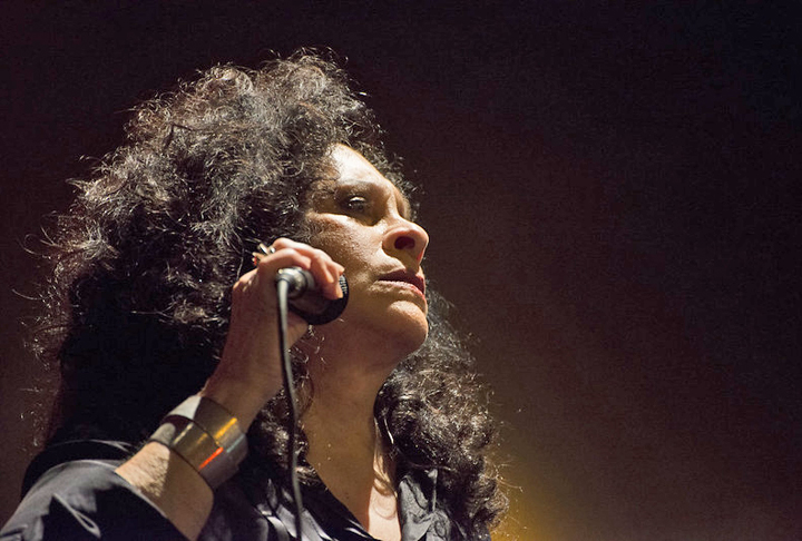 “Tem um timbre e um jeito de cantar que representa a gente, e quem é do interior tem uma relação especial com a voz dela. Me lembra a voz da minha mãe e das minhas tias. Elas não cantam tão bem quanto ela, mas lembra o timbre”, explicou.
