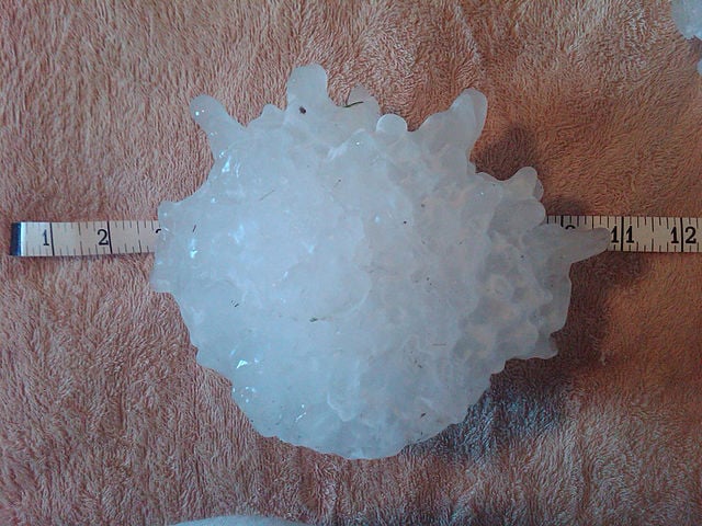 A maioria das pedras é pequena. Mas há granizos grandes que podem até matar. Na foto, um pedaço de granizo que caiu nos EUA, em Dakota do Sul, tinha 20 cm e 880 gramas. Quase 1 kg!