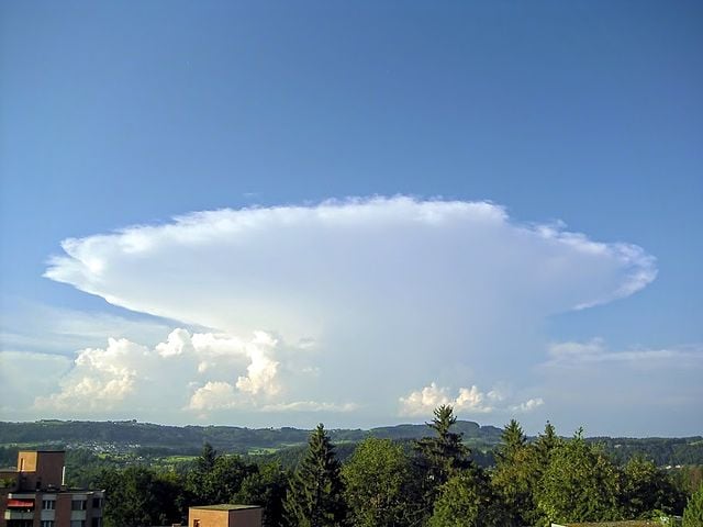 A chuva de granizo é um fenômeno meteorológico caracterizado pela queda de pedras de gelo, conhecidas como granizo ou saraiva, que se formam em nuvens de tempestade, especialmente em cumulonimbus. 