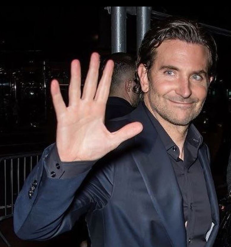 Bradley Charles Cooper nasceu na Filadélfia em 5 de janeiro de 1975, com raízes que misturam a herança irlandesa e italiana. Sua trajetória acadêmica é tão interessante quanto sua carreira no cinema.