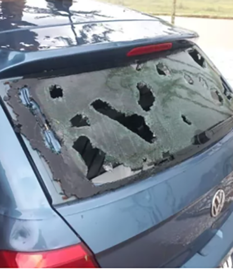 Em vários pontos, as pedras de gelo danificaram casas e carros. 