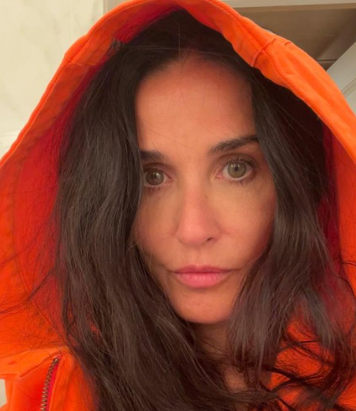 Ícone de beleza, Demi Moore enfrenta a derrota no Oscar com pratão de batatas fritas