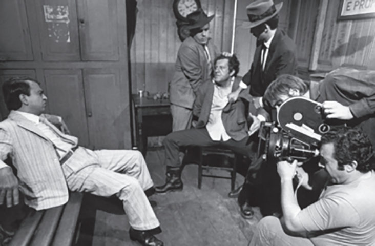 Rolando também fez cinema. Entre os filmes, o da foto mostra cena de 