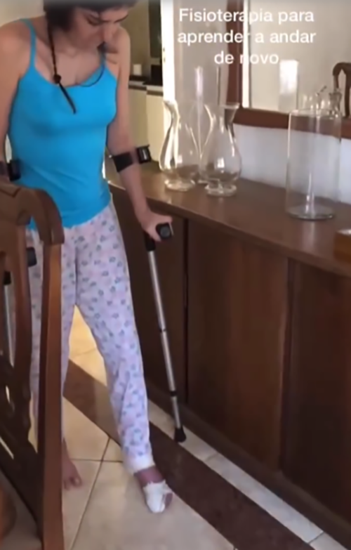 Ela passou a usar muletas até se sentir em condições de caminhar com firmeza.  Durante a recuperação, porém, seu pé esquerdo começou a necrosar. E aí começou mais uma batalha, para combater uma infecção no osso. -Reprodução Instagram