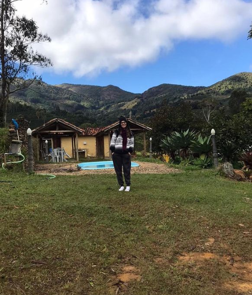 O caso serve como alerta geral. Tudo começou quando ela caminhava, descalça, numa área coberta por barro num sítio em Minas Gerais. Ela pisou em espinhos bem pequenos, quase imperceptíveis, e sentiu como se fosse uma picada. -Reprodução Instagram