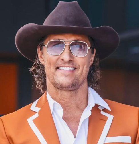 Matthew McConaughey - Ganhador do Oscar por "Clube de Compras Dallas" (2013), McConaughey foi detido em 1999 por perturbar os vizinhos ao ser flagrado dançando nu durante uma festa de aniversário. Foi liberado após pagar fiança. 