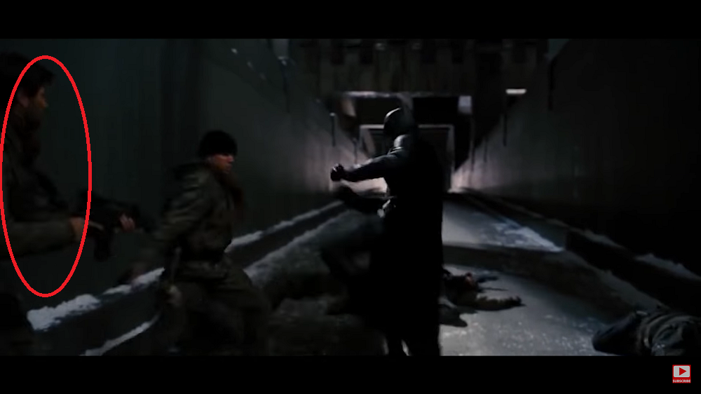 Como se não bastasse, em outra cena do filme, acontece a mesma coisa! Dessa vez ele se joga para trás como se alguém o tivesse golpeado. 