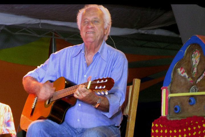 No programa, ele cantava, contava 