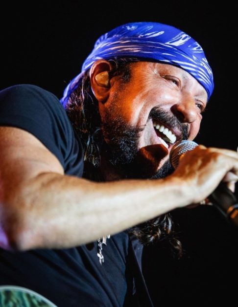 Em 1980, passou a integrar a banda Scorpius e, em 1981, o conjunto alterou o nome para Chiclete com Banana. A banda originou-se de um conjunto de baile que se apresentava em festas de formatura. Tocava, na época, músicas de astros estrangeiros como Rod Stewart, Paul McCartney e Elton John.