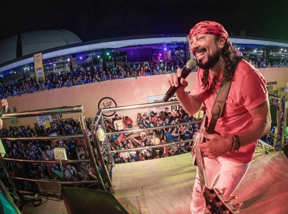 Em entrevista recente à GQ, ele disse como consegue manter a energia. Amante de corrida, ele também contou que tem práticas diárias de ciclismo, musculação, pilates e tênis. “Cantar por seis horas em cima de um trio ou fazer três shows na mesma noite exige muito. O corpo precisa estar forte para aguentar”, afirmou 