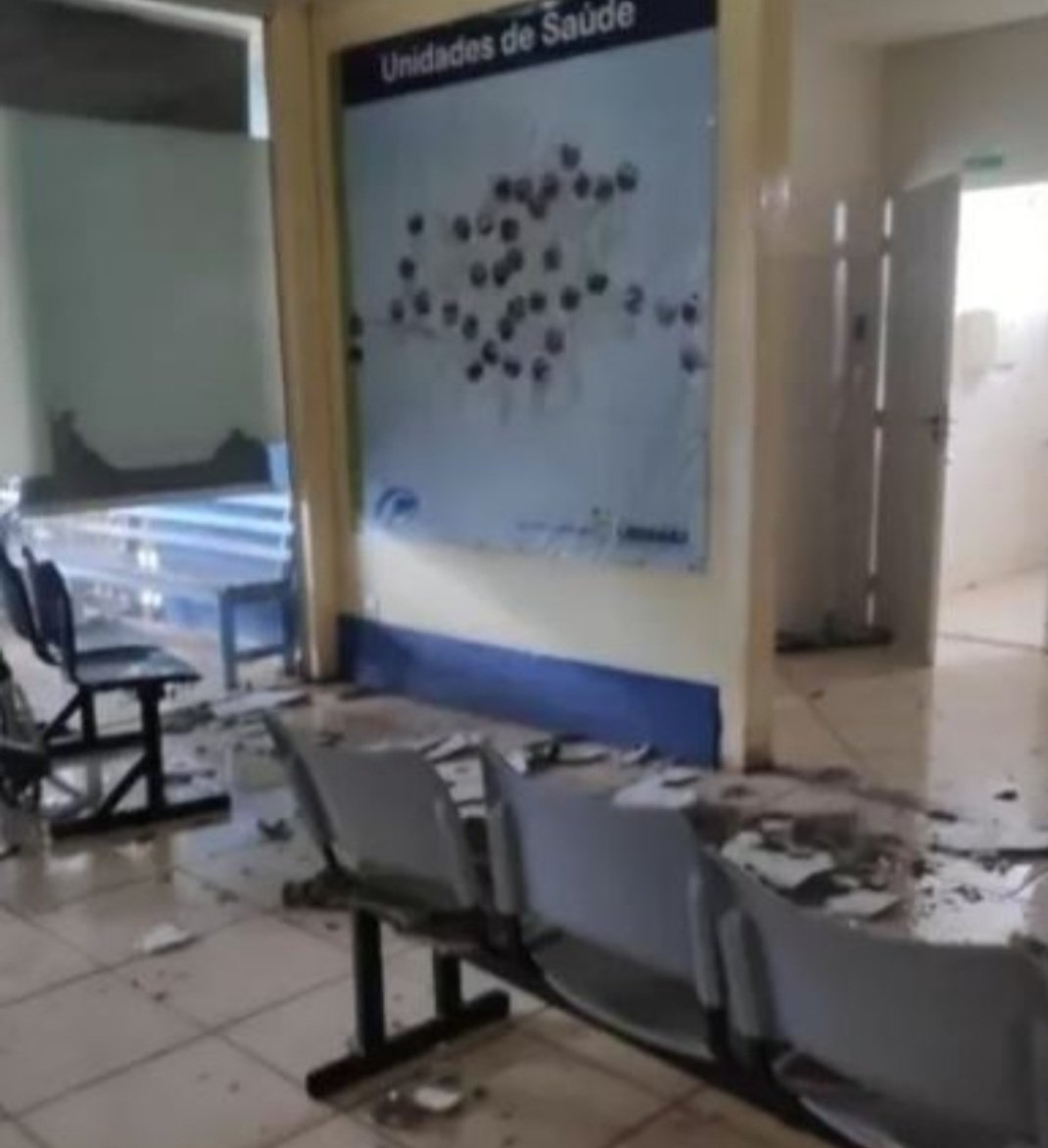 Ninguém ficou ferido, mas houve vários danos no corredor, em salas de atendimento e na recepção.
