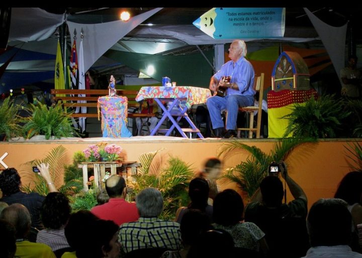 Rolando Boldrin se identificava da seguinte maneira: 