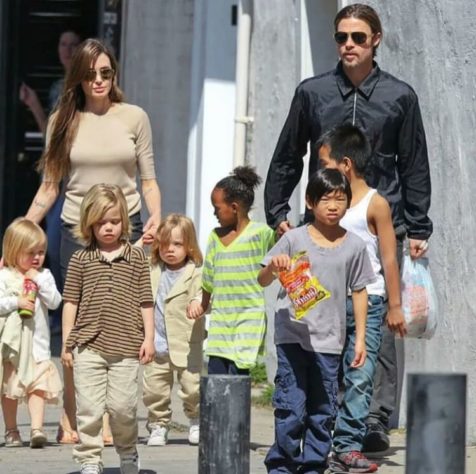 Angelina Jolie e Brad Pitt com os filhos