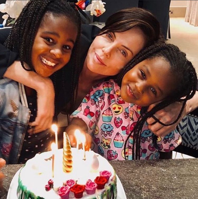 Theron é fluente em africâner, sua língua nativa, e tornou-se cidadã norte-americana em 2007. Ela também é mãe de dois filhas adotivas, August e Jackson, esta última uma menina transgênero. -Reprodução/Instagram