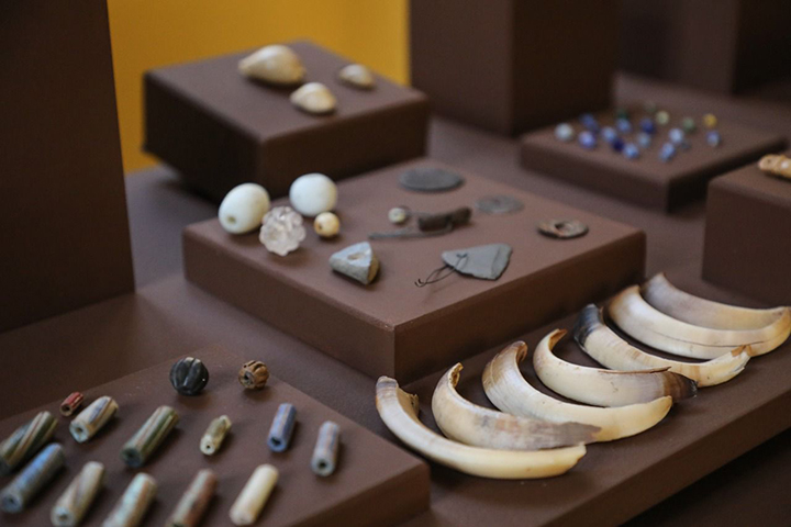 Além deles, foi encontrada uma grande quantidade de amuletos e objetos de culto originários do Congo, de Angola e Moçambique.