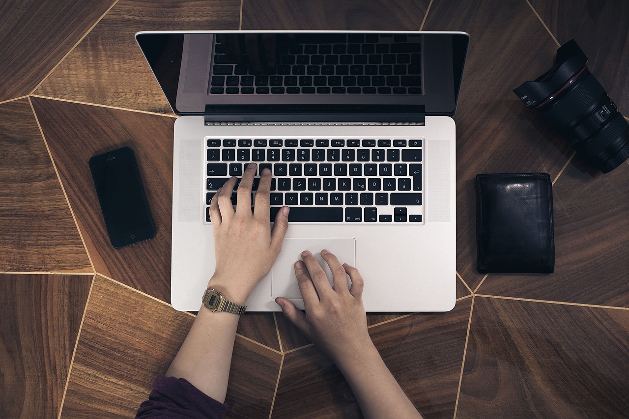 Evite o uso de aparelhos eletrônicos na hora de dormir. Nada provoca mais distração do que um laptop ou um celular com um mundo aberto para a diversão. A pessoa tende a ficar olhando sites e postagens, sem conseguir dormir. -Pexels por Pixabay 