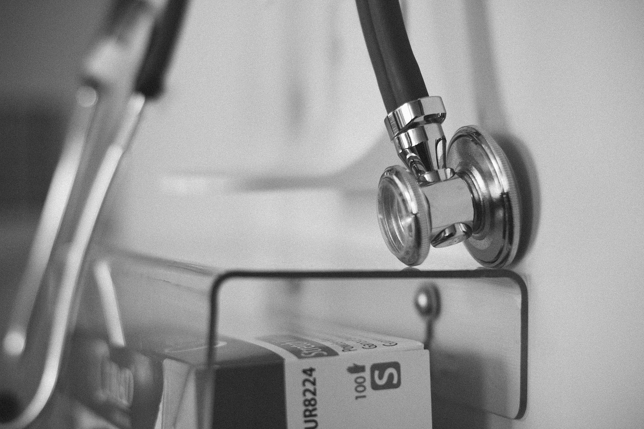 Gabriela foi a um ortopedista e a um reumatologista.  E, após fazer exames, ficou sabendo que estava com uma infecção.-Parentingupstream por Pixabay 