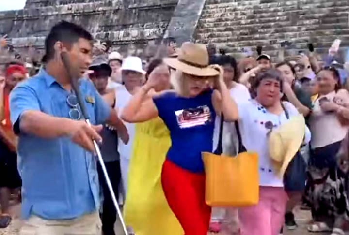 Mulher sendo agredida e presa