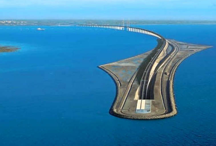 Sob o Canal da Mancha passa o Eurotúnel, um túnel ferroviário submarino com 51km de comprimento - sendo submerso em 37,9km, a uma profundidade que chega a 60m. Ele liga Kent (Inglaterra) a Pas-de-Calais (França). 