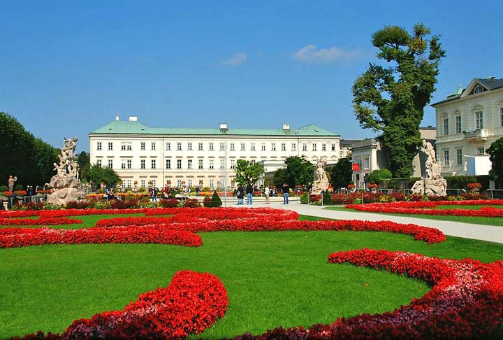 O Palácio Mirabell, em Salzburgo, na Áustria, abriga um maravilhoso jardim chamado “Schloss Mirabell”, perfeitamente conservado. Tornou-se mais conhecido por ter sido cenário de trechos do filme ‘Noviça Rebelde’.