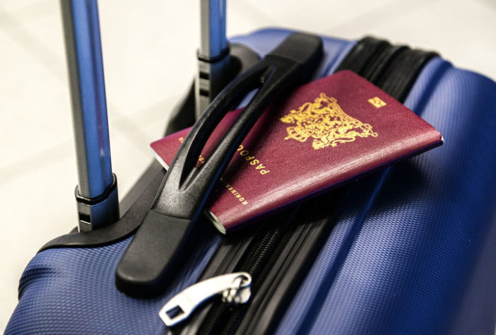  Passaporte e Bagagem - Viagem | Rudy and Peter Skitterians/Pixabay