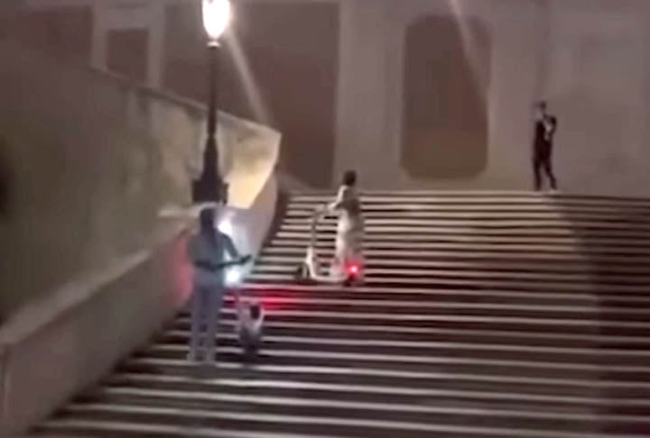 Também em Roma, dois americanos andaram de patinete sobre a histórica Escadaria Espanhola. Eles danificaram um pedaço de mármore de 10 cm.