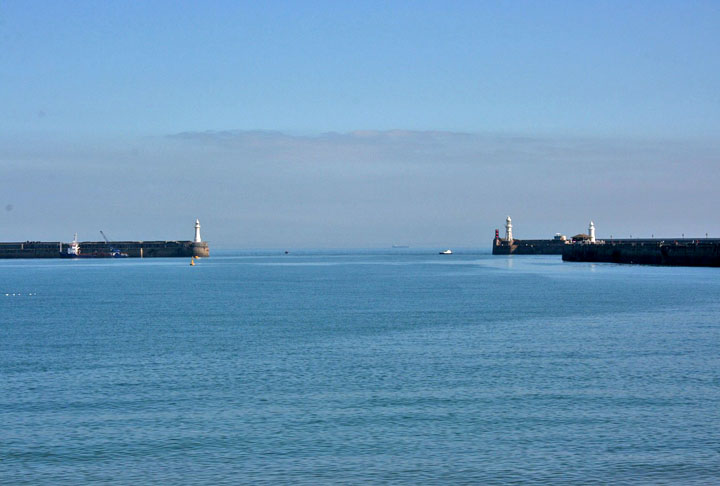 Canal da Mancha - É um braço de mar que faz parte do Oceano Atlântico e que separa a Inglaterra da França. Tem 563 km de extensão, largura de 33km a 240km e profundidade de 45m a 120m.
