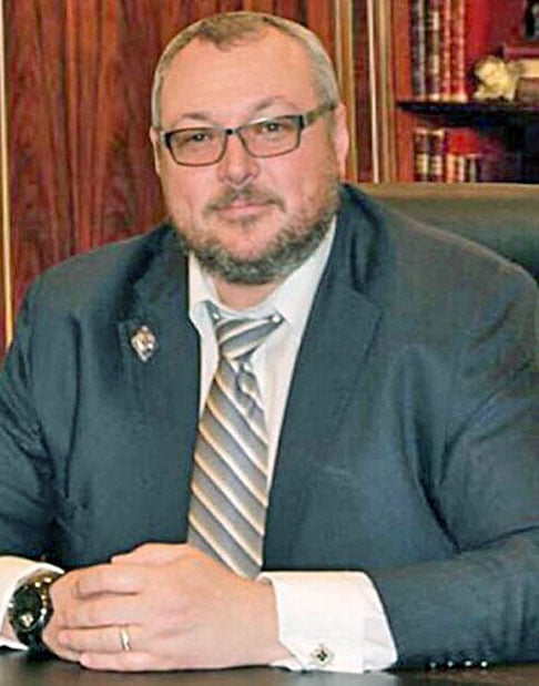 Em abril de 2022, Vladislav Avayev, 51 anos, ex-vice-presidente do Gazprombank, foi encontrado morto em seu apartamento em Moscou, junto da esposa e da filha. O caso, tratado como assassinato seguido de suicídio, levantou suspeitas por envolver um alto executivo do setor energético russo.
