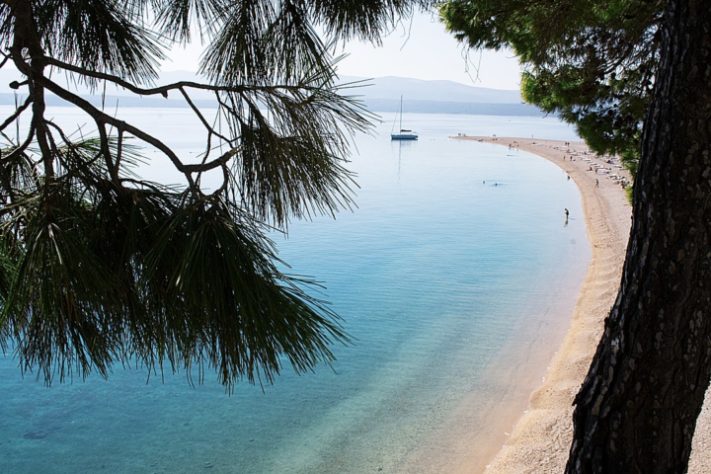 Praia Zlatni , em Brac, Croácia
