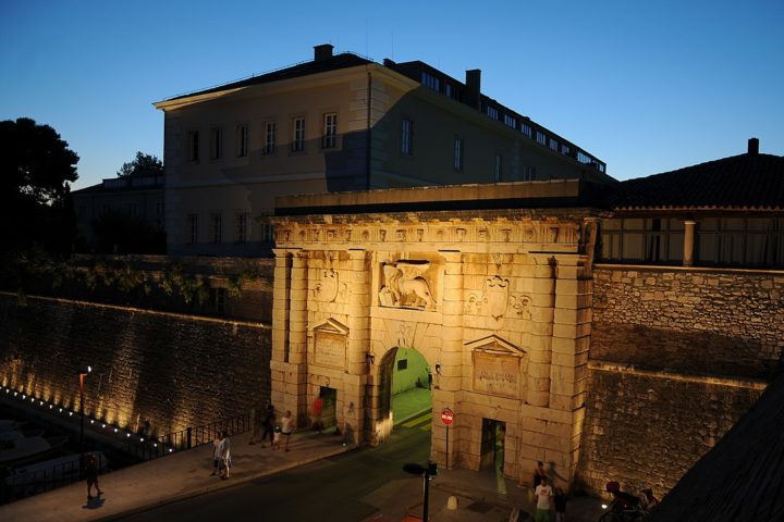 Zadar também tem muralhas dos séculos 8 e 11 no entorno da cidade. Patrimônios que se juntam a igrejas e conventos na antiguidade. 