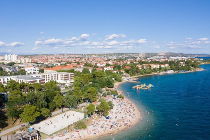 Praia de Kolovare ,em Zadar, Croácia