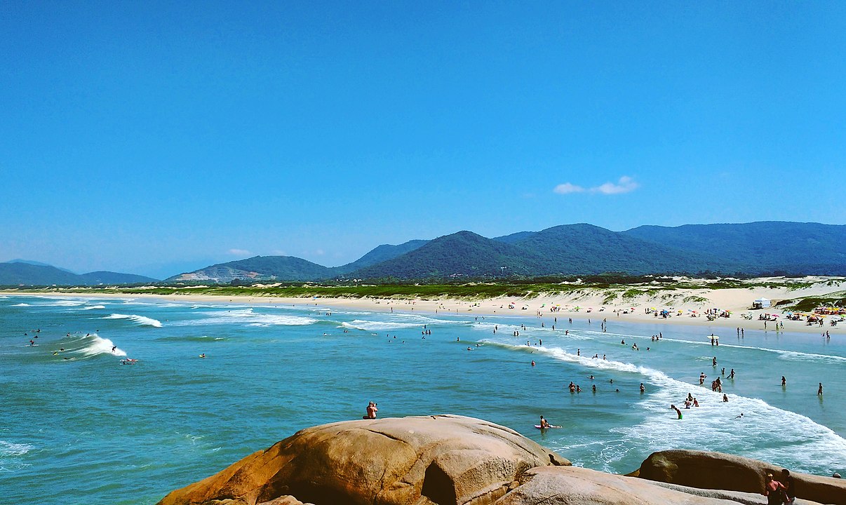 Em Florianópolis, Santa Catarina, o belo litoral traz muitas alternativas. Uma das mais badaladas é em Jurerê. Há excursõestambém na Lagoa da Conceição, Baía dos Golfinhos e Ilha do Campeche, entre outros locais. 