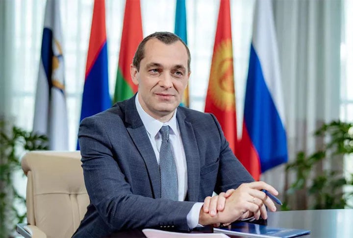 Em maio de 2022, o empresário Alexander Subbotin, de 43 anos e ex-executivo da Lukoil, foi encontrado morto na casa de um amigo em Moscou. As autoridades apontaram como possível causa um envenenamento com veneno de sapo durante um ritual xamânico supostamente realizado para curar uma ressaca, levantando suspeitas devido às circunstâncias incomuns da morte.