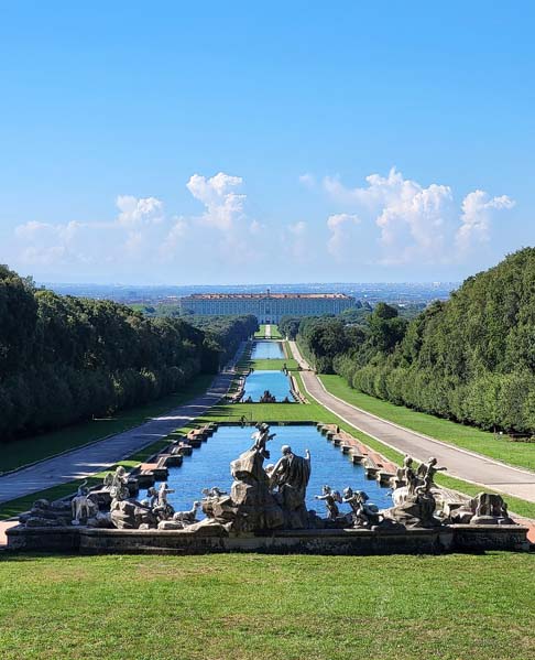 O palácio de Caserta fica nas redondezas de Nápoles, na Itália, e foi residência da família real Bourbon. Os jardins com 12 milhões de m² estão entre os maiores das realezas europeias. Seu desenho paisagístico foi criado pelo arquiteto Luigi Vanvitelli. 