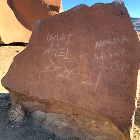 Nos Estados Unidos, alguns turistas escreveram os próprios nomes em petróglifos no parque nacional Big Bend, no estado do Texas. Petróglifos são imagens raras esculpidas ou desenhadas em superfícies de pedra por civilizações antigas. São objetos de estudos. 