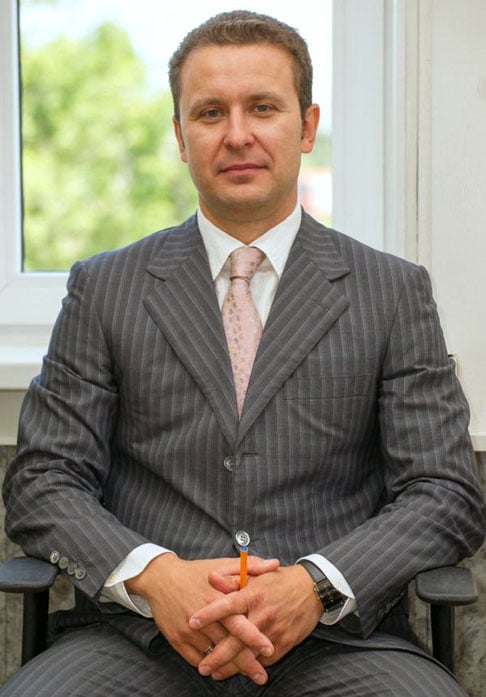 Em março de 2022, Vasily Melnikov, empresário do setor médico, foi encontrado morto com a esposa e os dois filhos em sua casa em Nizhni Novgorod. As autoridades apontaram possível assassinato seguido de suicídio, mas as circunstâncias permanecem cercadas de mistério.