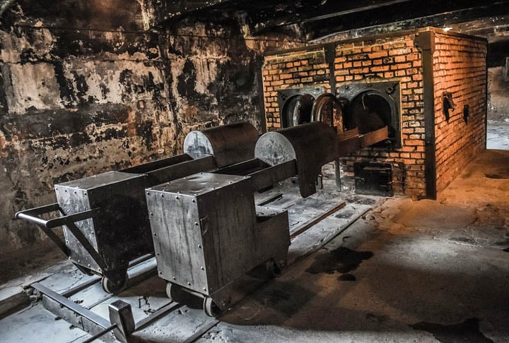 Foi no campo de Auschwitz, na cidade polonesa de mesmo nome. A mulher foi acusada de fazer propaganda do regime nazista e concordou em pagar uma multa. Depois, ela falou que foi uma 