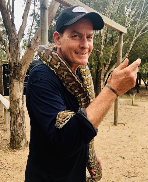 O ator americano Charlie Sheen, conhecido mundialmente pelo papel de Charlie Harper em 