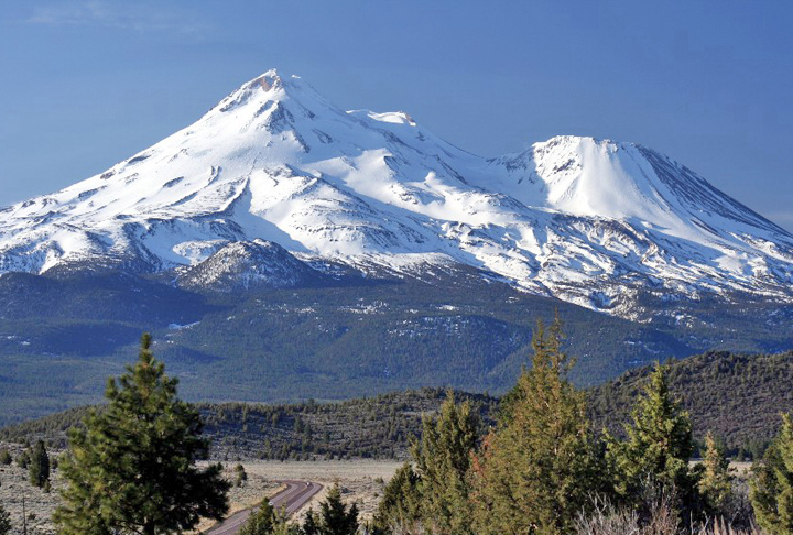 Monte Shasta (Estados Unidos) - Localizado no norte da Califórnia, o Monte Shasta é cercado por lendas espirituais e ufológicas. Moradores relatam luzes, naves e sensações de energia incomum. Há relatos de supostas civilizações subterrâneas e portais misteriosos na montanha. Esses fenômenos continuam alimentando o interesse de ufólogos e curiosos.
