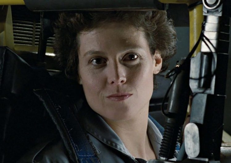 Weaver ainda fez parte da franquia “Alien”. Ela estrelou seus quatro filmes principais. O primeiro, “Alien – O Oitavo Passageiro” em 1979, marcou sua ascensão à fama no papel da icônica Ellen Ripley. Ela voltou a interpretar a personagem nas continuações “Aliens – O Resgate”, “Alien 3