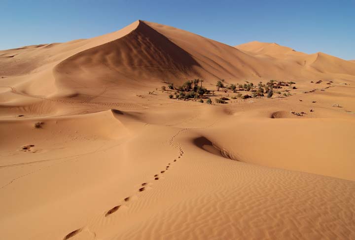 Dunas Erg Chebbi - TambÃ©m chamadas de Dunas de Merzouga, ficam perto da fronteira com a ArgÃ©lia. 