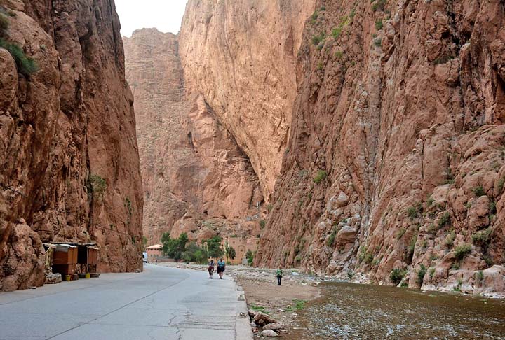 A garganta atrai amantes de caminhadas e escaladas. Mas mesmo quem não curte aventuras de risco se impressiona ao caminhar no vale aberto pelos paredões.