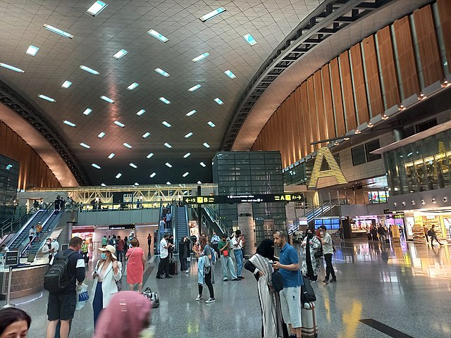 Ele foi eleito o Melhor Aeroporto do Planeta (World Airports Awards), seguido do Aeroporto Haneda, no Japão (2º colocado) e Changi, em Singapura (3º). Hamad tem amplos corredores de check-in e diversos balcões de atendimento e controle de segurança capaz de fazer uma liberação rápida.