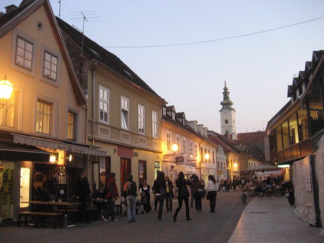 Rua Tkal?i?eva- A rua no Centro de Zagreb é muito movimentada por ter vários cafés, bares e restaurantes que transformam o local num point dia e noite.