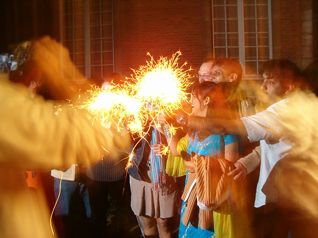 Na Índia, também há um festival famoso, o Diwali, que acontece por cinco dias entre outubro e novembro, de acordo com o ano novo do hinduísmo, a principal religião do país. O povo inaugura roupas novas, as ruas ficam muito mais iluminadas. Em casa, eles acendem lâmpadas feitas de argila com óleo.