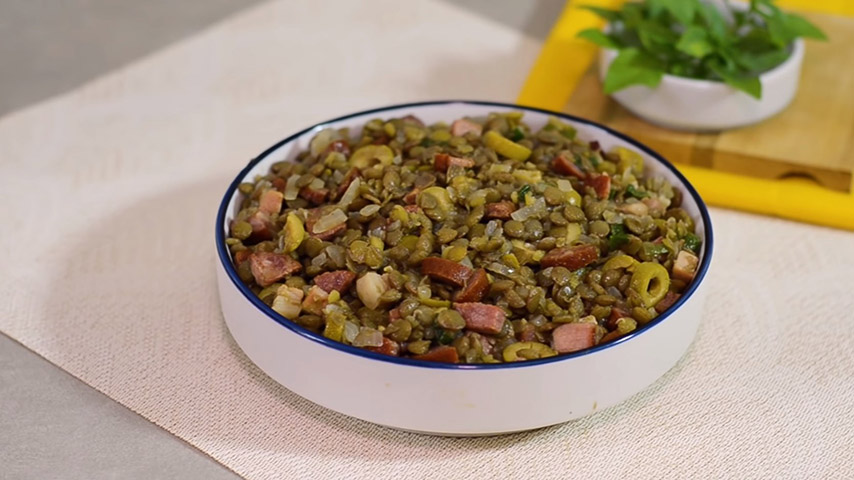 Elas podem ser encontradas em alimentos de origem vegetal, como frutas, verduras e legumes, além de leguminosas, como feijões, lentilha e grão de bico, cereais integrais, como arroz, trigo, centeio e aveia. 