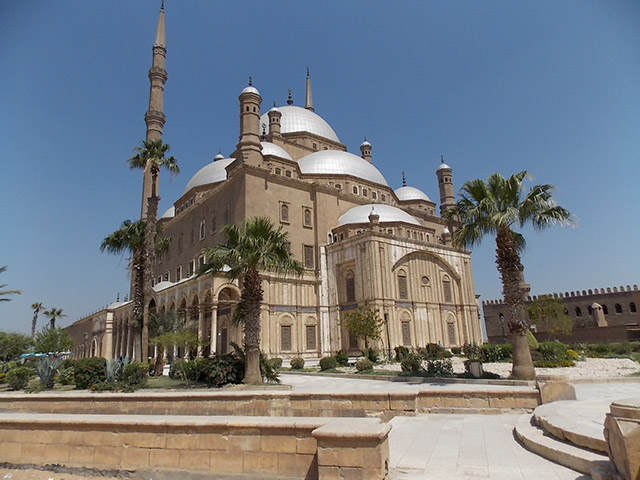 No Cairo, capital do Egito, uma das tradições é ir à Mesquita do Alabastro e usar vestimentas muito especiais. Para eles, o ano vira mesmo na primeira lua crescente de janeiro. 