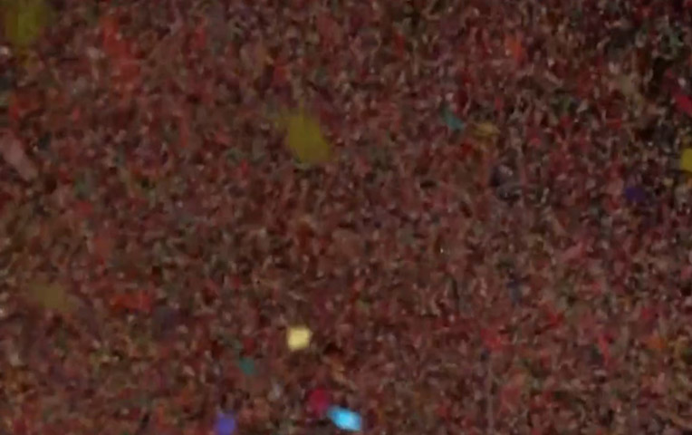 Nos EUA, a virada do ano também é marcada pela queima de fogos e muita festa. Os americanos, porém, costumam celebrar a virada com chuva de confetes. 