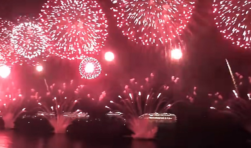 A tradicional queima de fogos em Copacabana é mais antiga do que a realização de shows. Após a festa de 1992, quando o público aumentou na festa, o então prefeito Cesar Maia decidiu organizar alguns shows após a meia-noite para reter o público na praia e evitar o deslocamento.-Reprodução/TV Globo