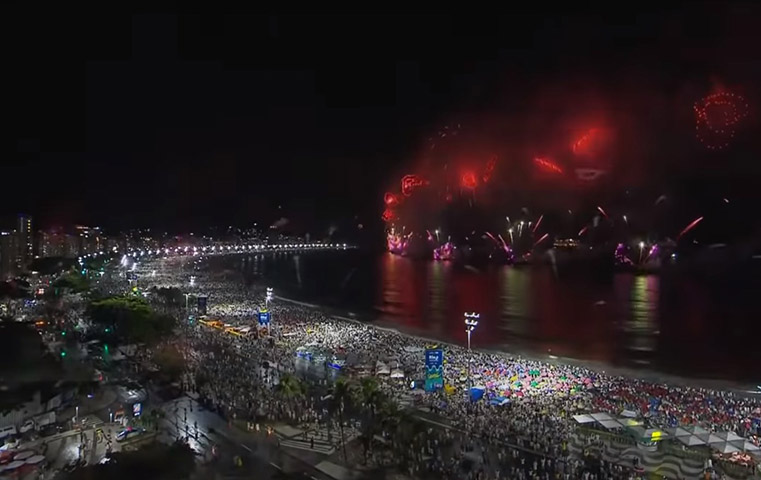 Na Austrália, a virada do ano, assim como no Brasil, também tem queima de fogos. Curiosamente, há duas queimas, sendo uma às 21h do dia 31 de dezembro, voltada para as crianças. 